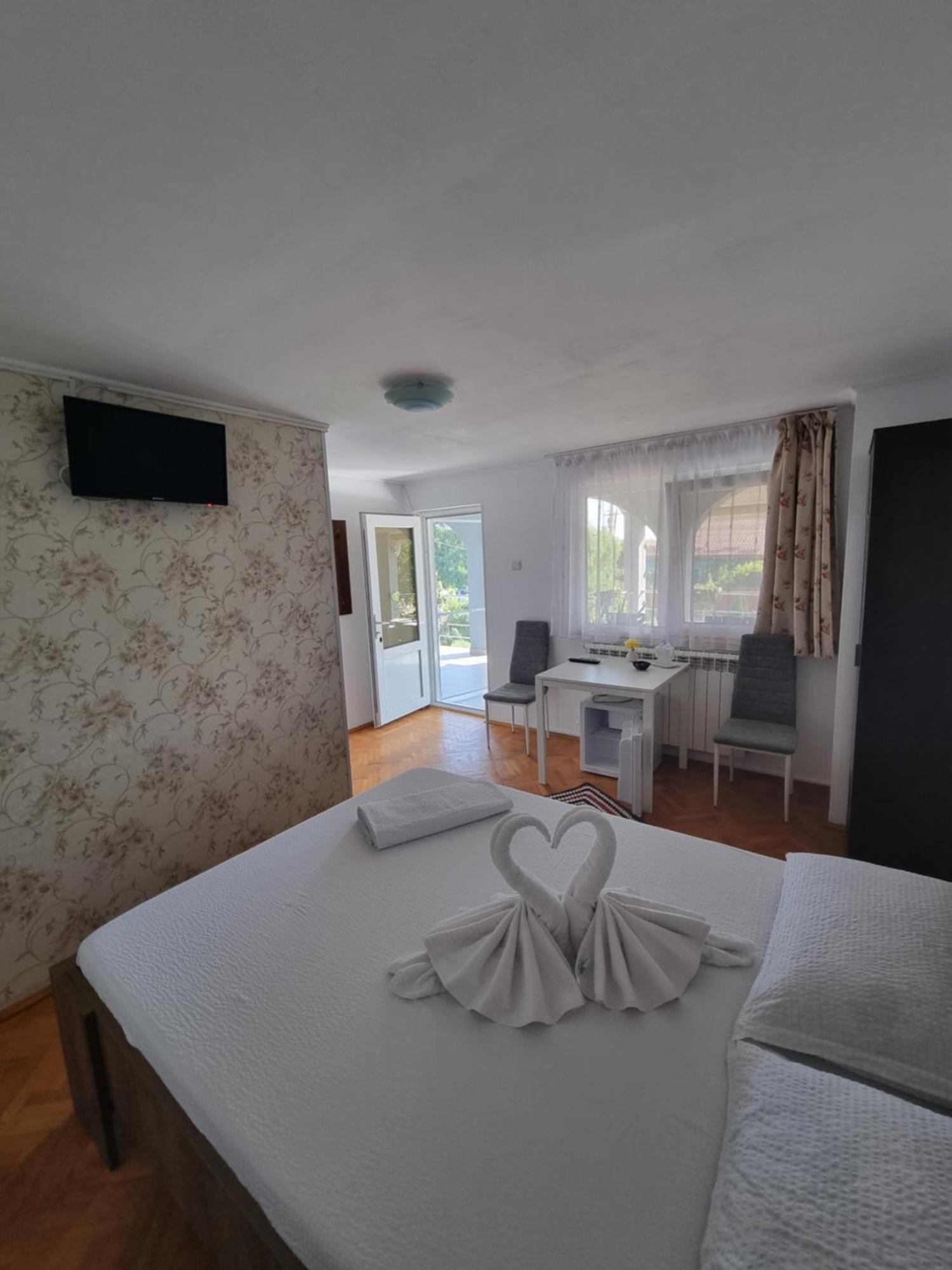 Casa Cu Trandafiri Murighiol Esterno foto