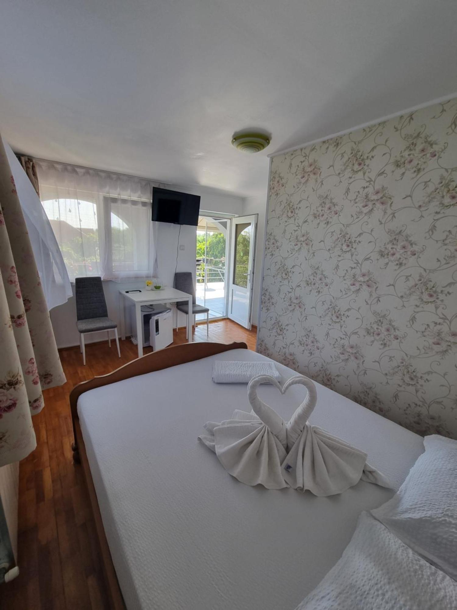 Casa Cu Trandafiri Murighiol Esterno foto