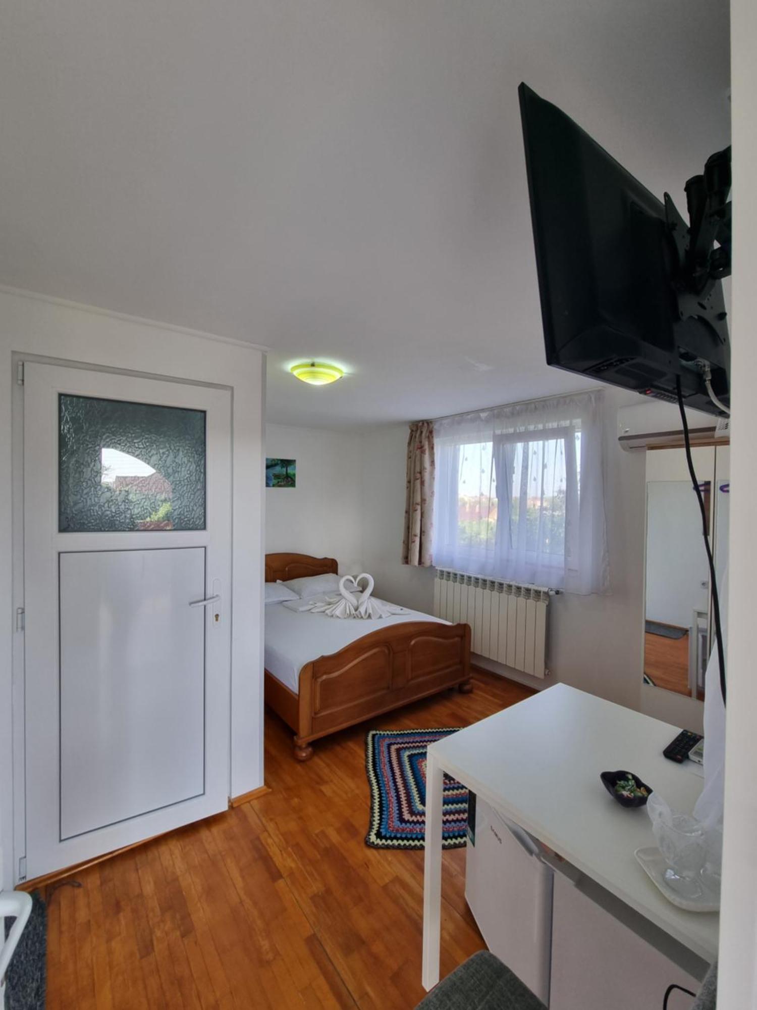 Casa Cu Trandafiri Murighiol Esterno foto